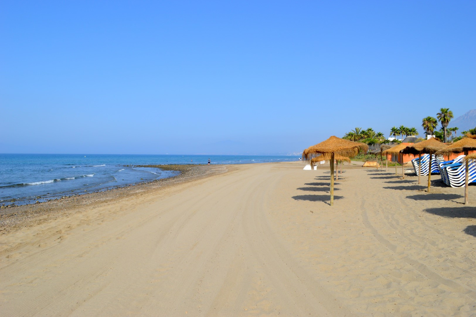 Amplísima parcela con vistas al mar en Las Chapas, Marbella Este