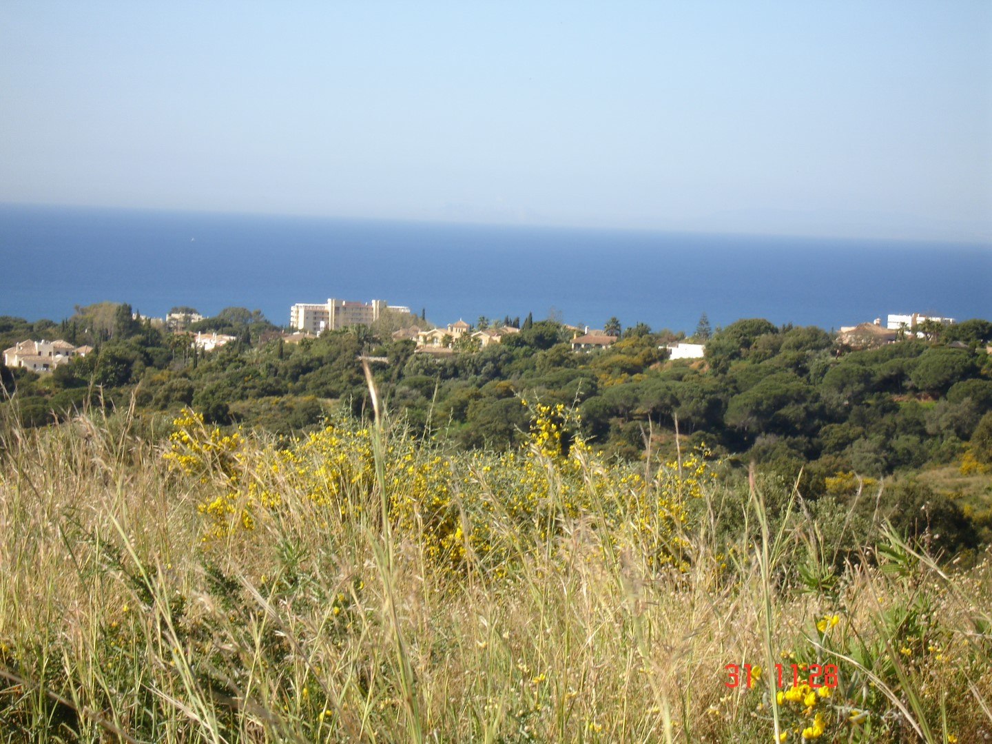 Amplísima parcela con vistas al mar en Las Chapas, Marbella Este