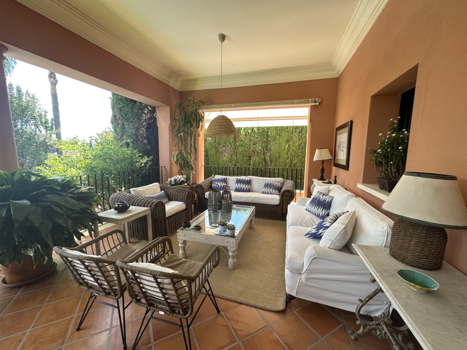 A chic 5 bedroom villa in Altos de Puente Romano