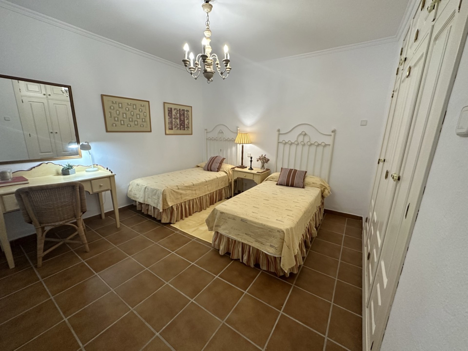 A chic 5 bedroom villa in Altos de Puente Romano