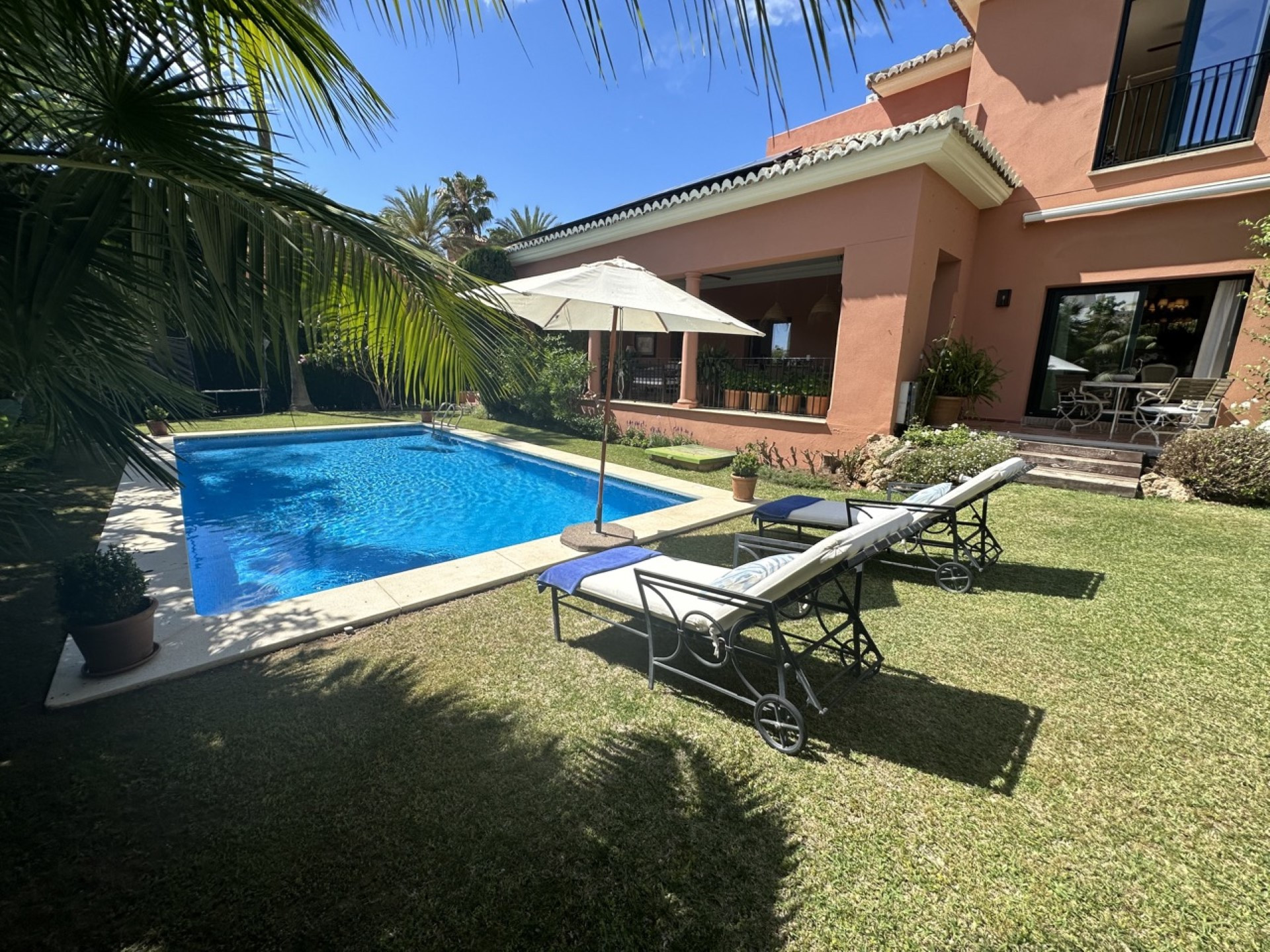 A chic 5 bedroom villa in Altos de Puente Romano