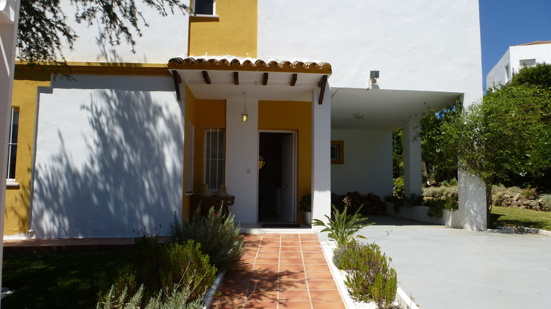 Delightful 4 bedroom corner villa in Lagomar, Nueva Andalucia