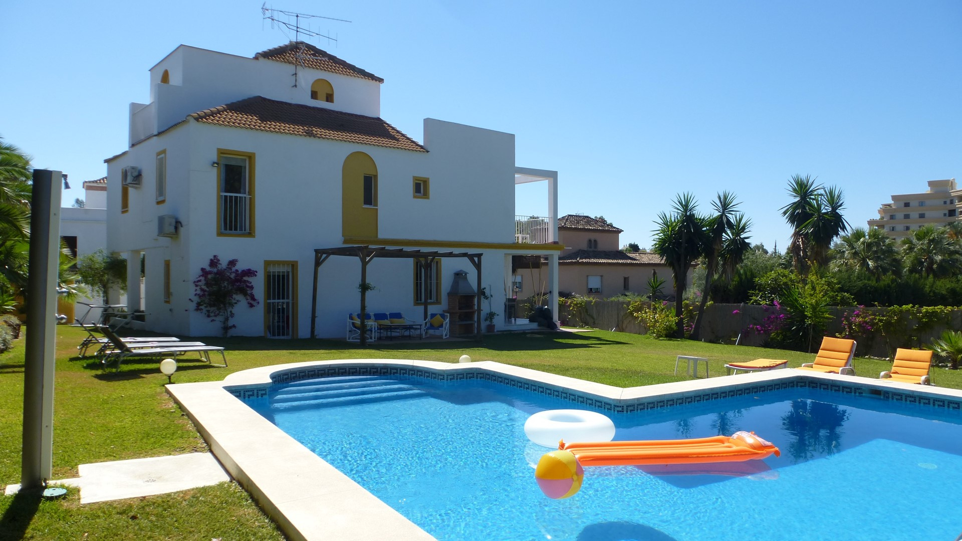 Delightful 4 bedroom corner villa in Lagomar, Nueva Andalucia