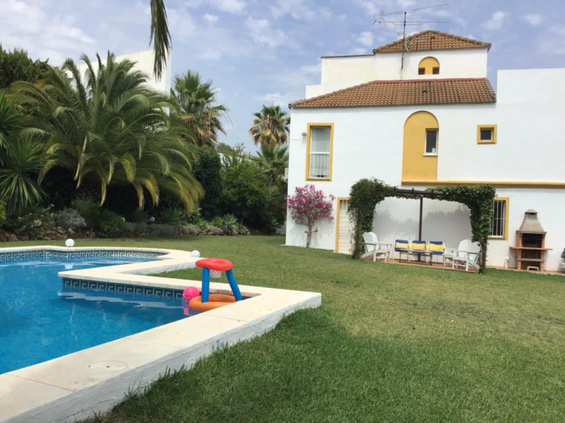 Delightful 4 bedroom corner villa in Lagomar, Nueva Andalucia