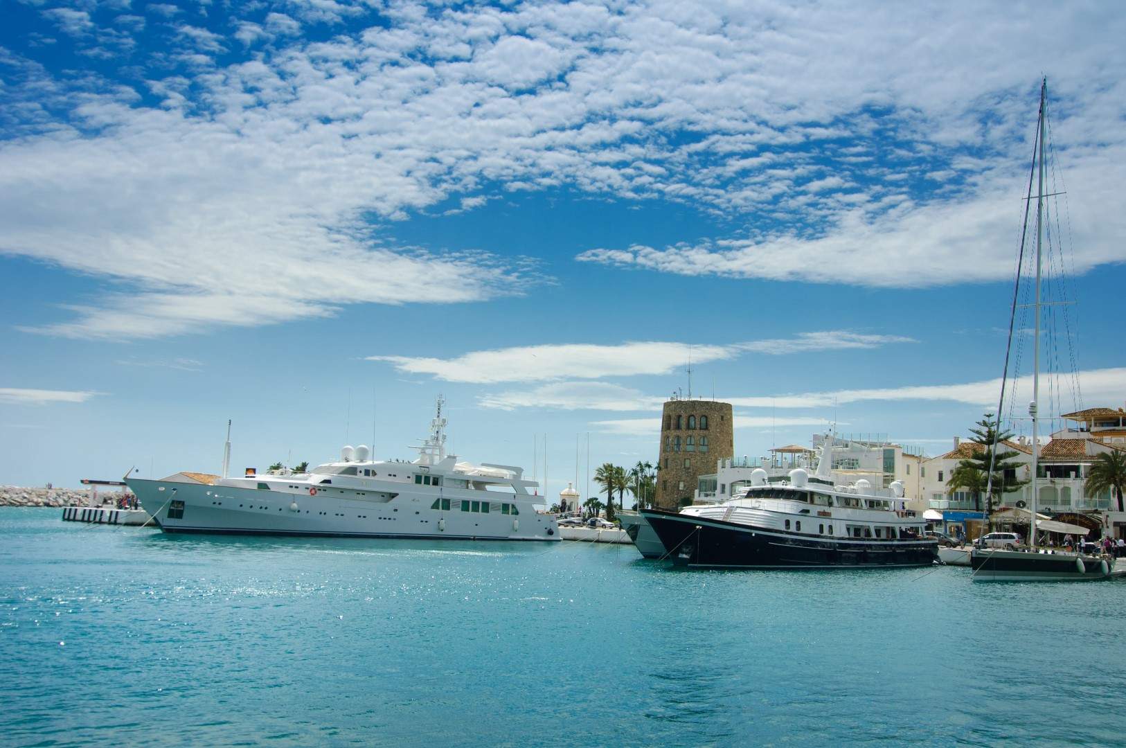 A luxurious penthouse frontline in Puerto Banus