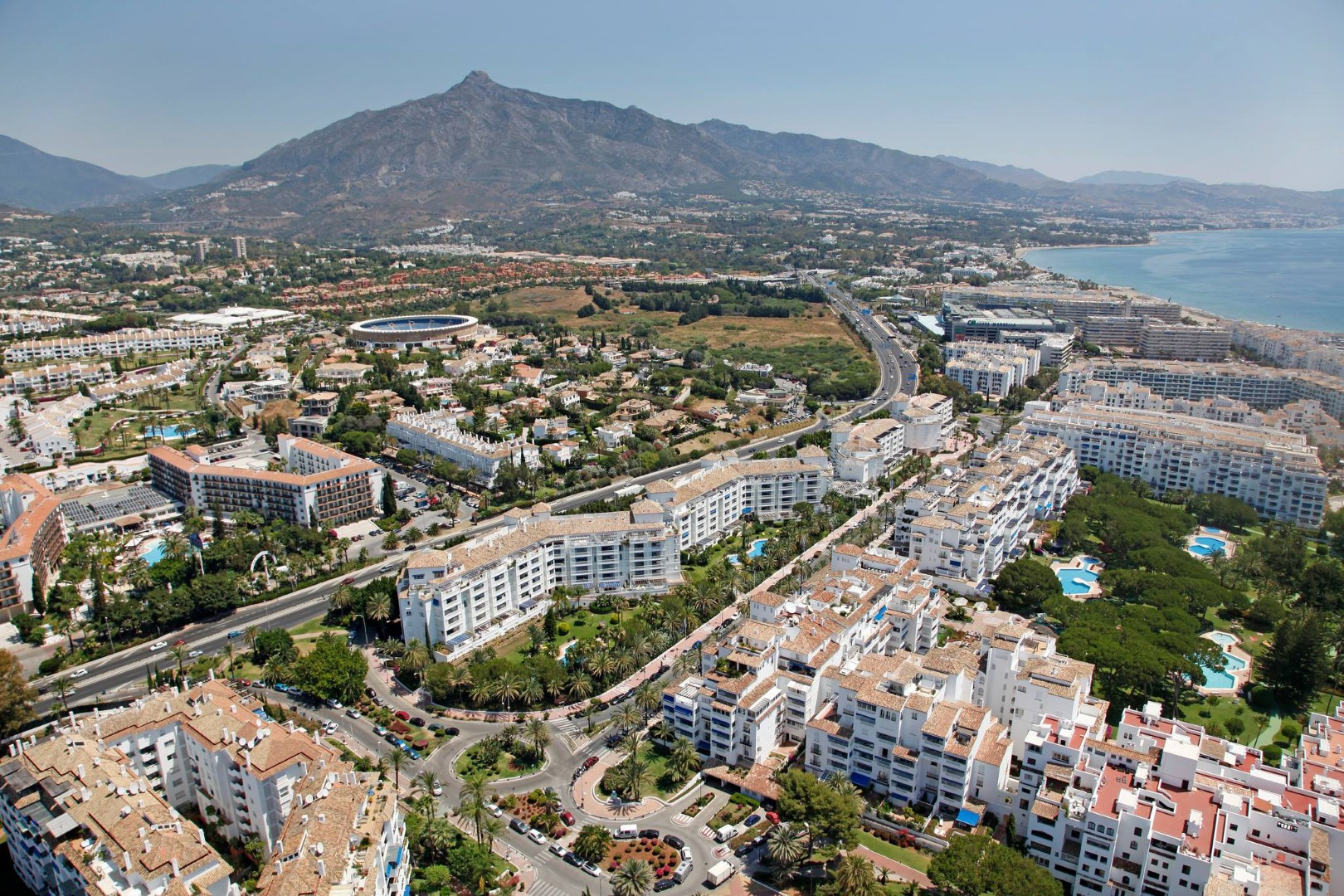 A luxurious penthouse frontline in Puerto Banus