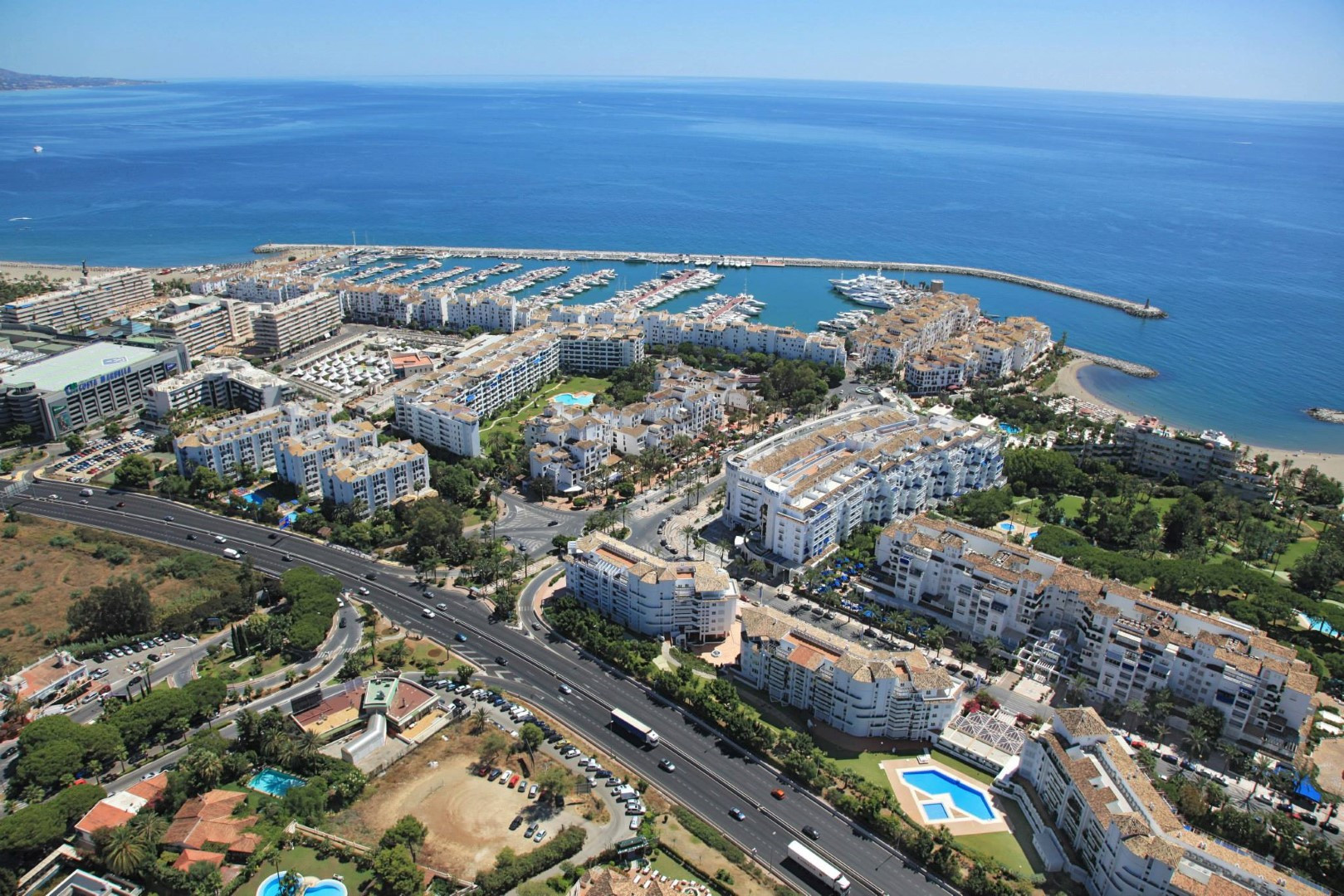 Un ático de lujo en primera línea de Puerto Banús