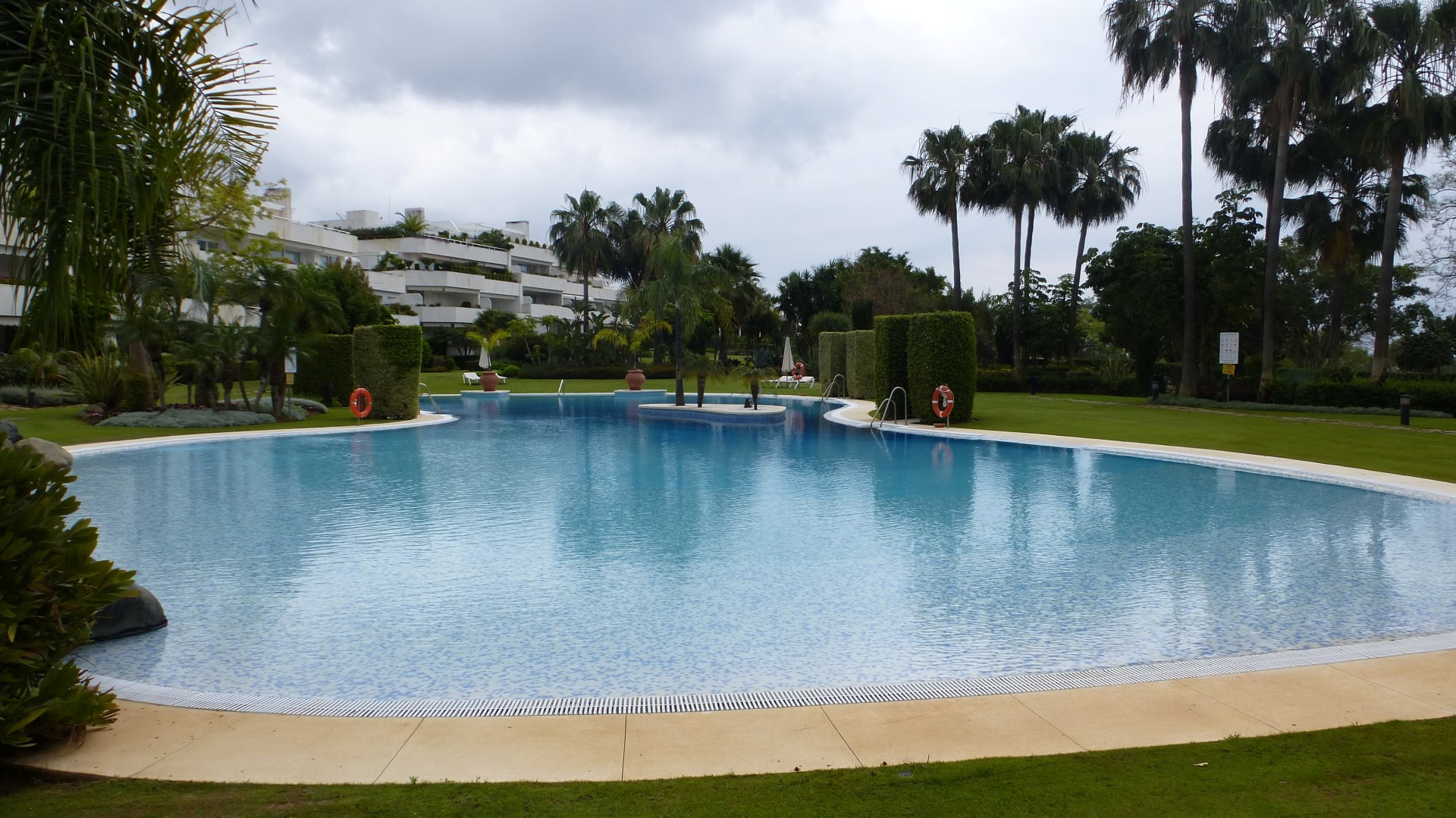 Ground floor elegant corner apartment in Los Granados Golf