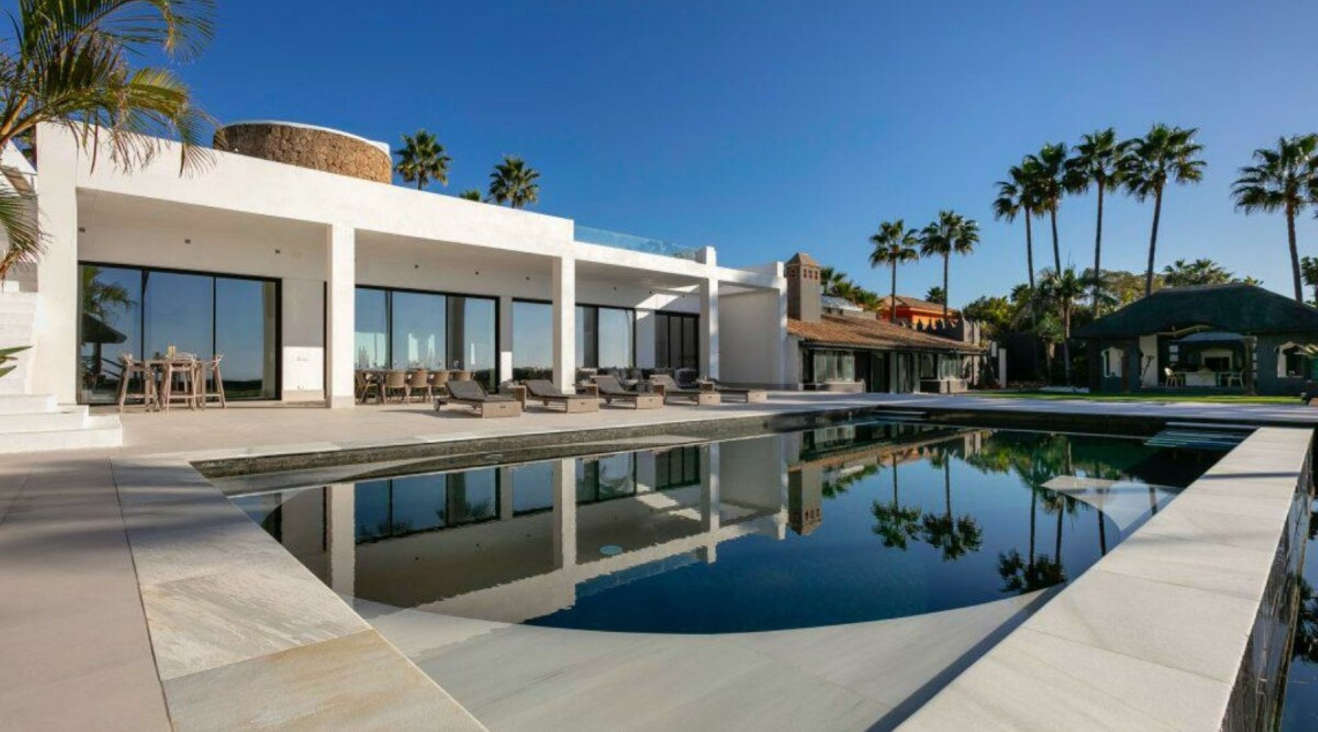 Spectacular villa on the seafront in Los Monteros Playa