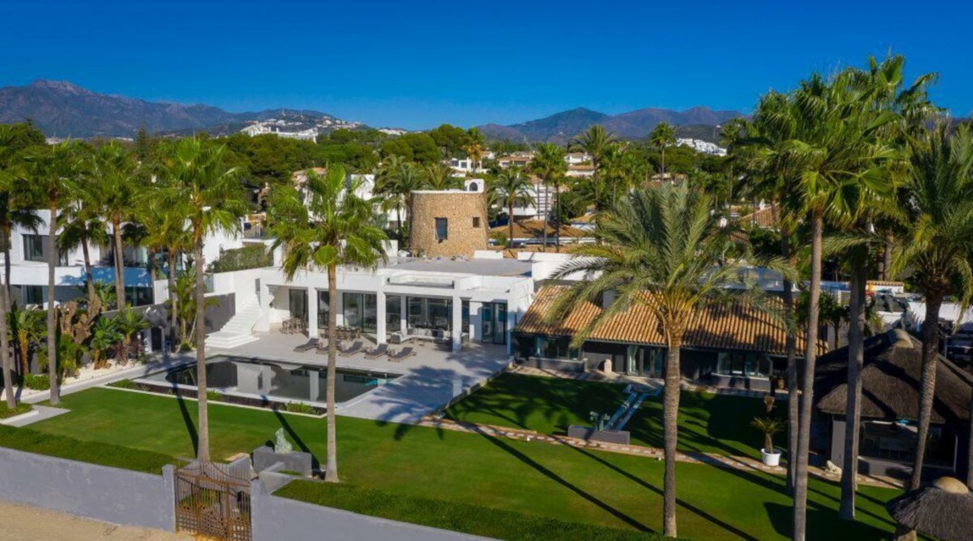 Spectacular villa on the seafront in Los Monteros Playa