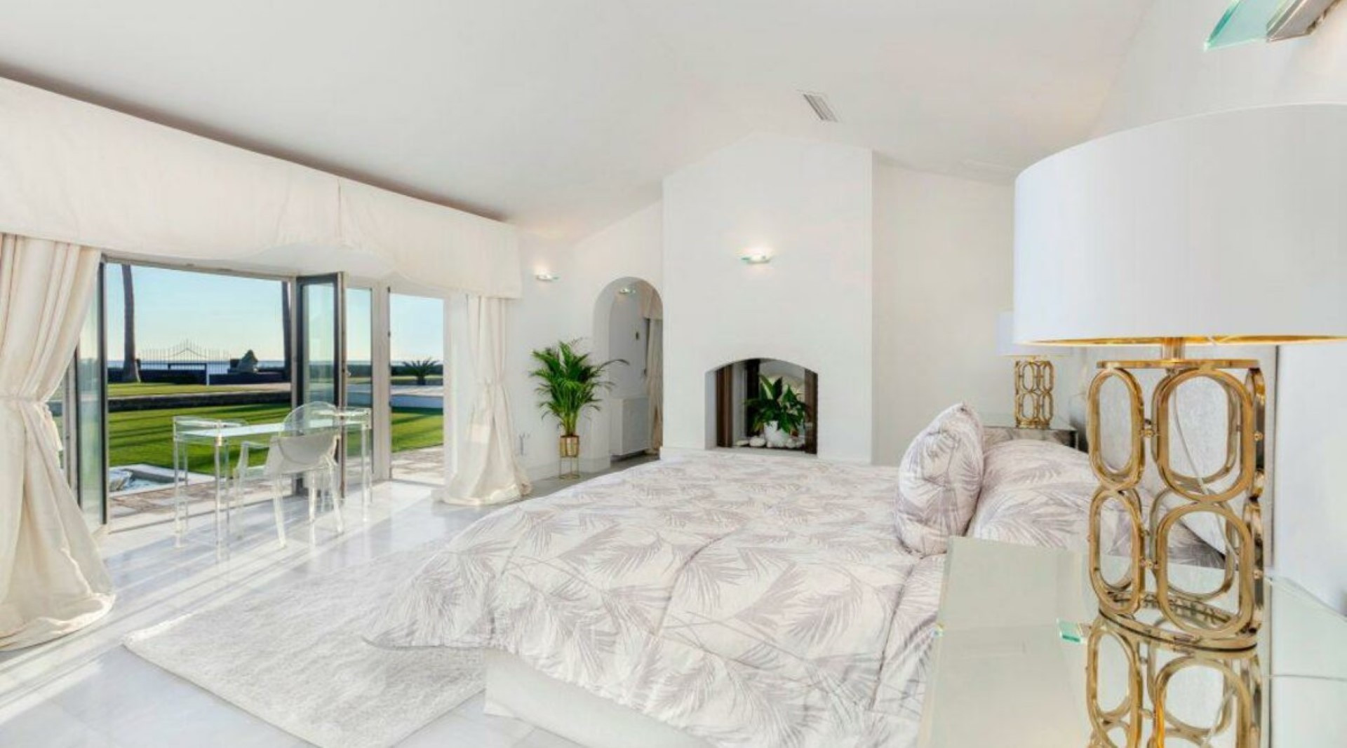 Spectacular villa on the seafront in Los Monteros Playa