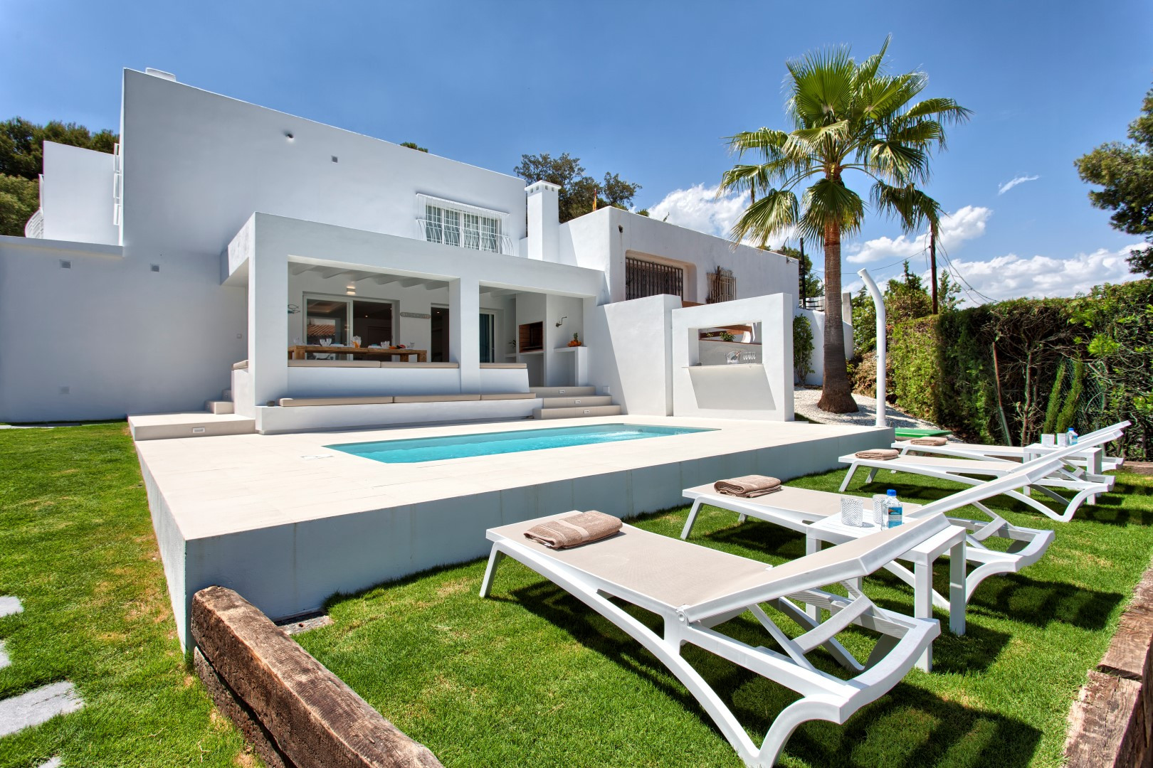 Brand new 5 bedroom villa in Nueva Andalucia walking distance to Puerto Banus