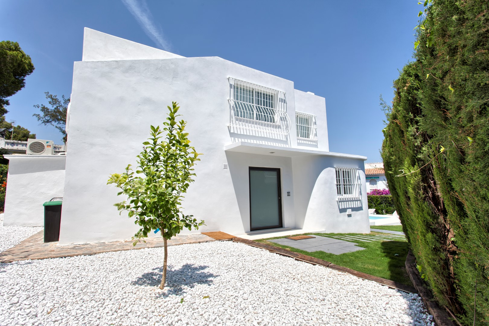 Brand new 5 bedroom villa in Nueva Andalucia walking distance to Puerto Banus