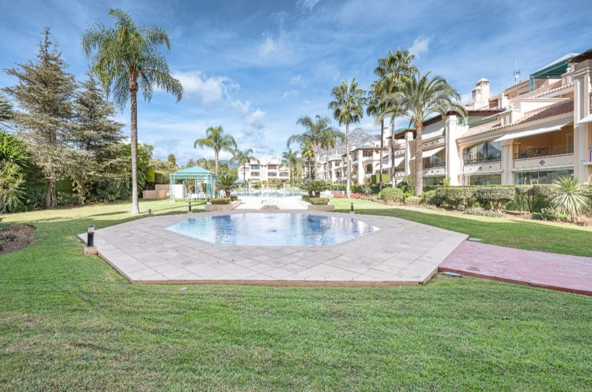 A stunning 4 bedroom apartment in Marbella golden Mile