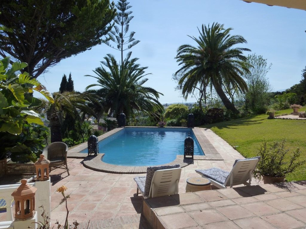 A traditional 3 bedroom villa with spectacular views in La Montua, Marbella 