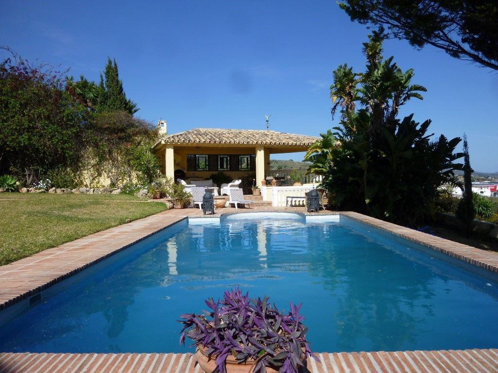 A traditional 3 bedroom villa with spectacular views in La Montua, Marbella 