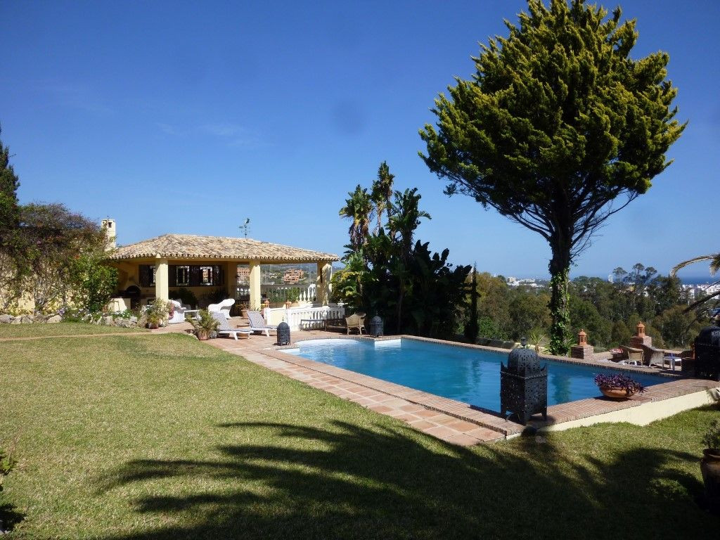 A traditional 3 bedroom villa with spectacular views in La Montua, Marbella 