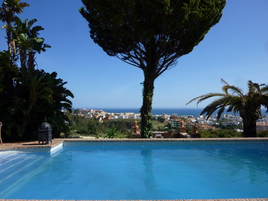 A traditional 3 bedroom villa with spectacular views in La Montua, Marbella 