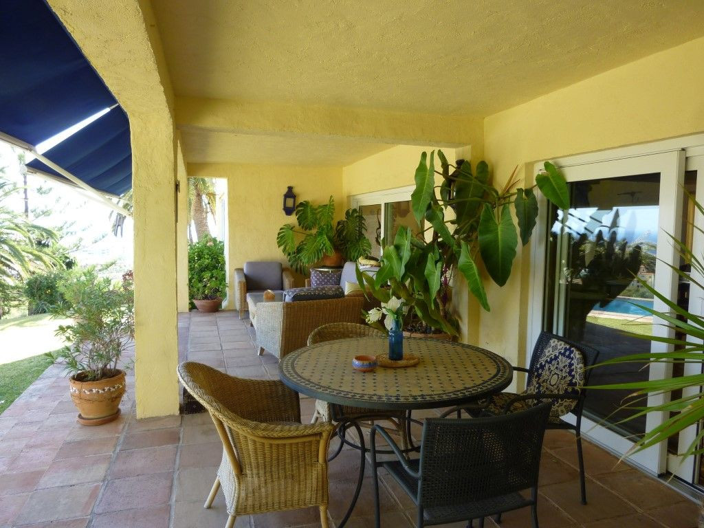 A traditional 3 bedroom villa with spectacular views in La Montua, Marbella 