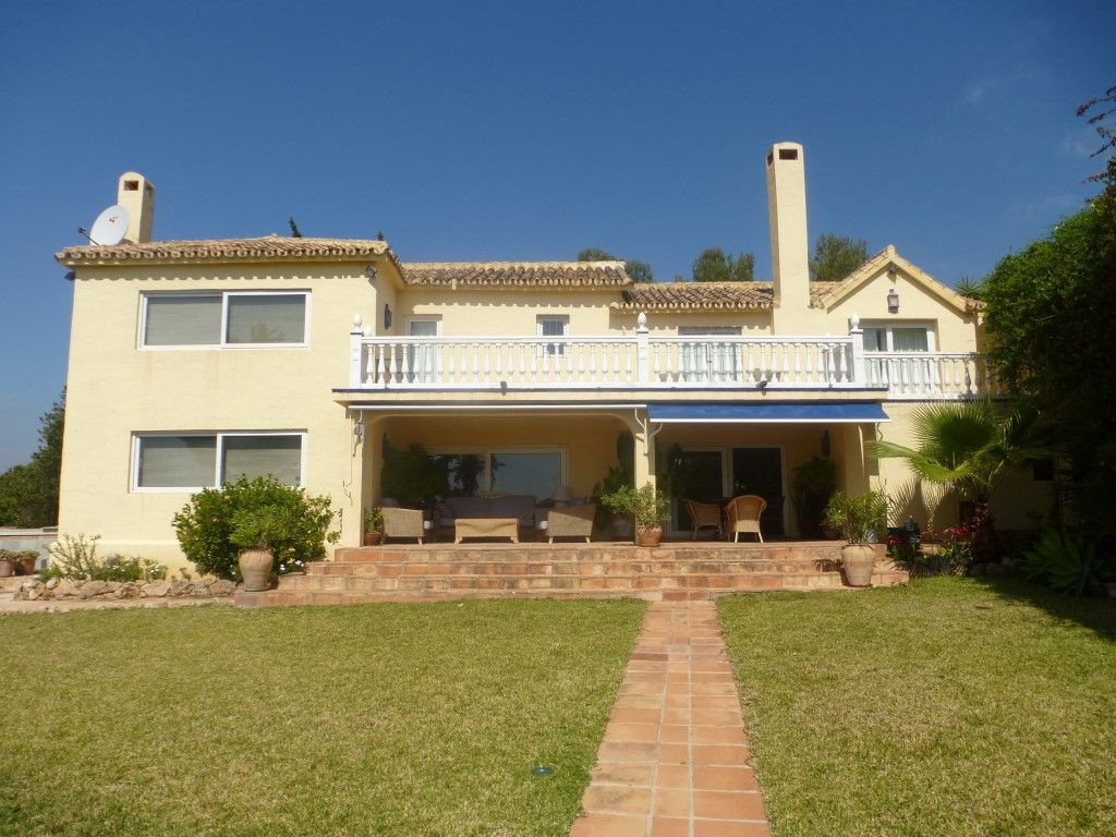 A traditional 3 bedroom villa with spectacular views in La Montua, Marbella 