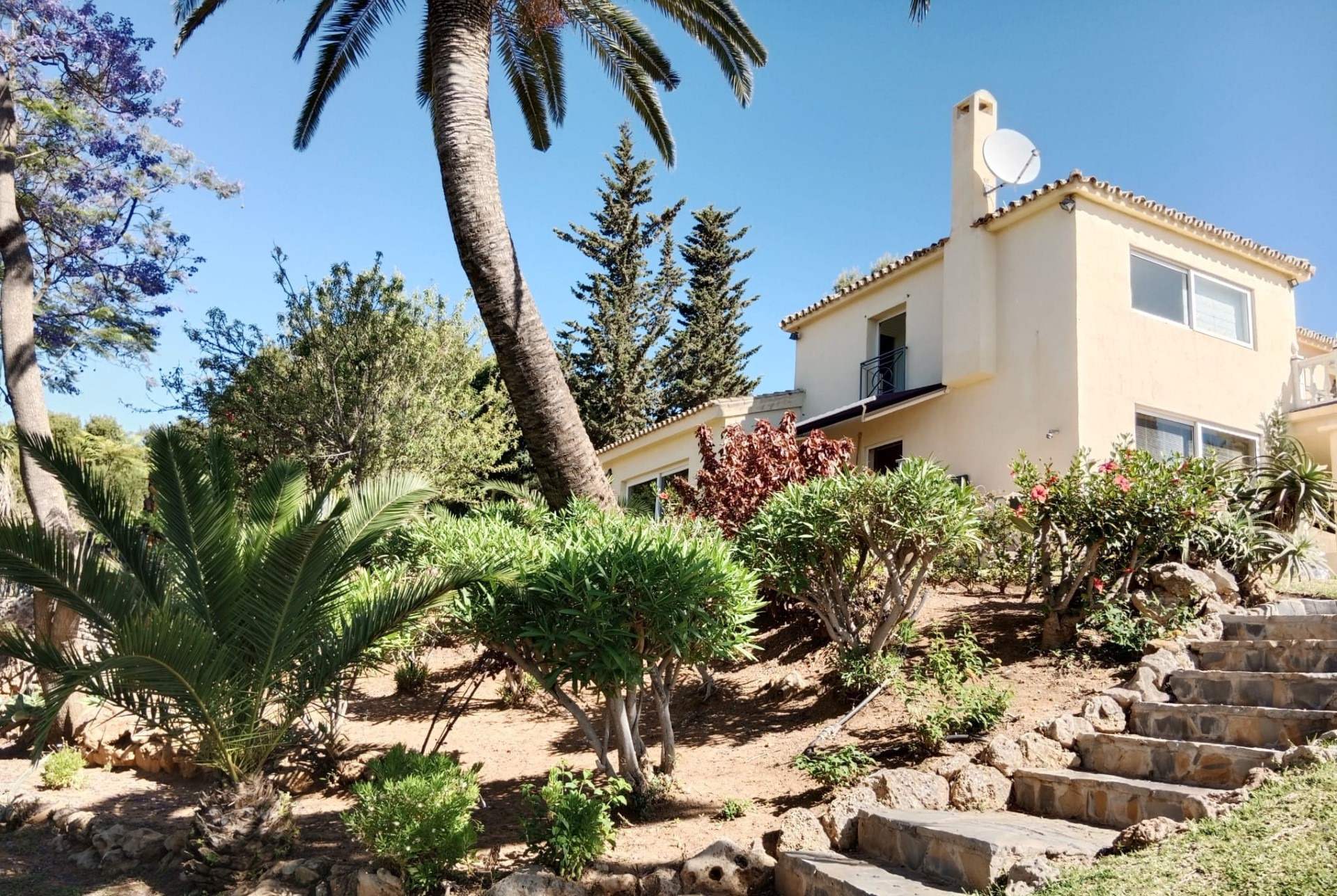 A traditional 3 bedroom villa with spectacular views in La Montua, Marbella 