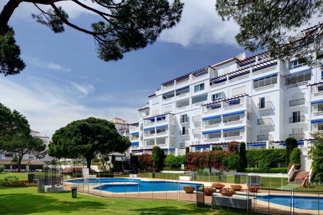 An elegant and spacious 3 bedroom suite apartment located in Playas del Duque, Puerto Banus