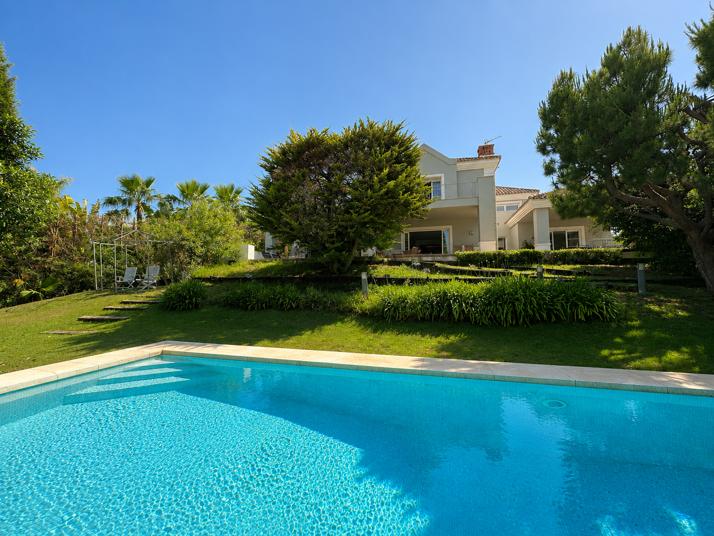 Modern & elegant 5 bedroom villa in La Cerquilla, Nueva Andalucia