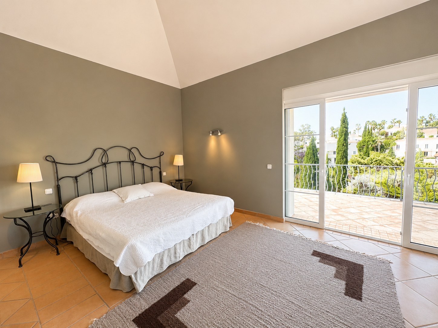 Modern & elegant 5 bedroom villa in La Cerquilla, Nueva Andalucia