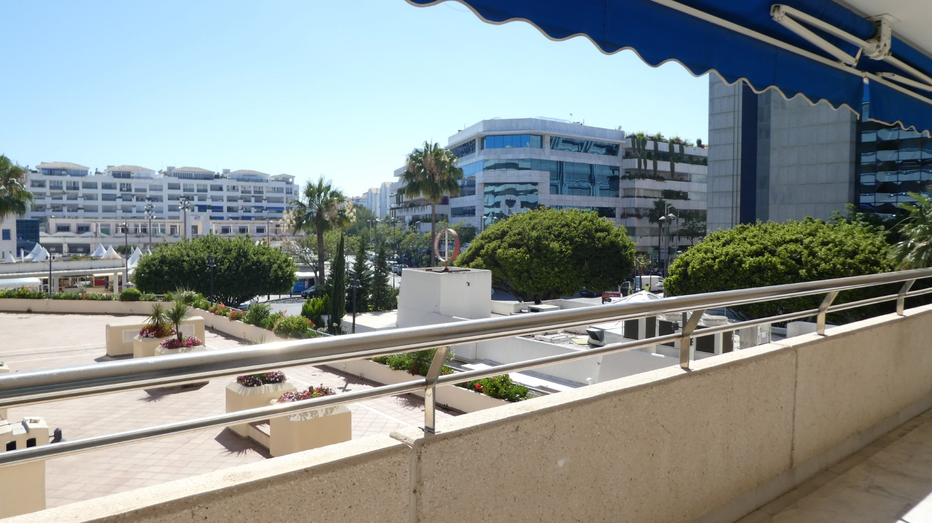 Precioso apartamento con orientación oeste en Marina Banus, Puerto Banus