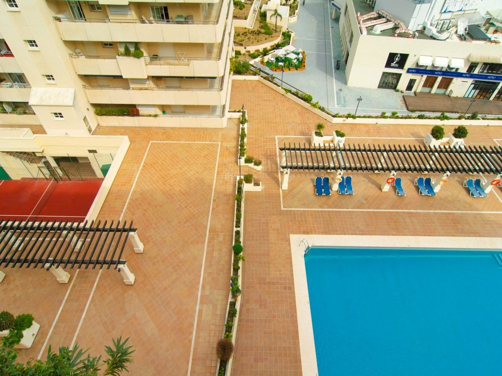 Precioso apartamento con orientación oeste en Marina Banus, Puerto Banus