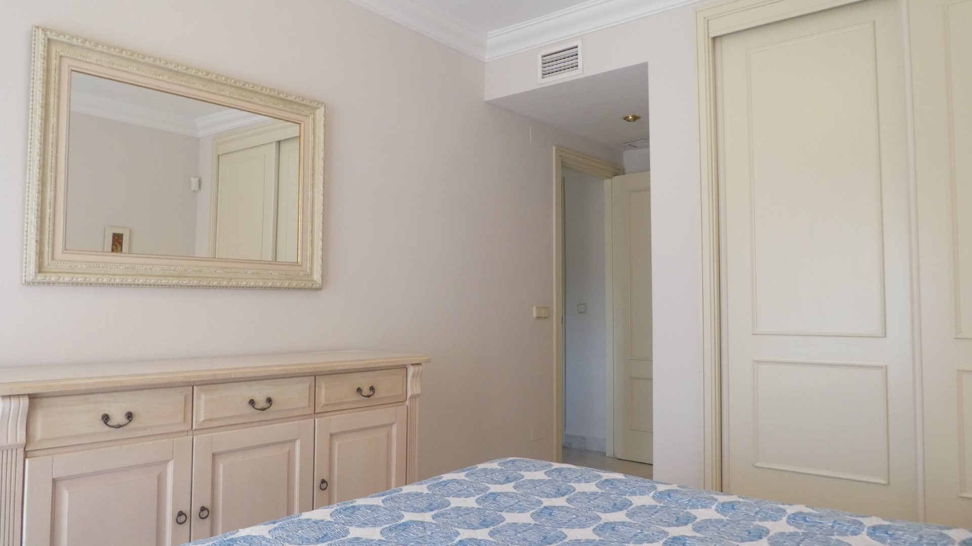 Precioso apartamento con orientación oeste en Marina Banus, Puerto Banus