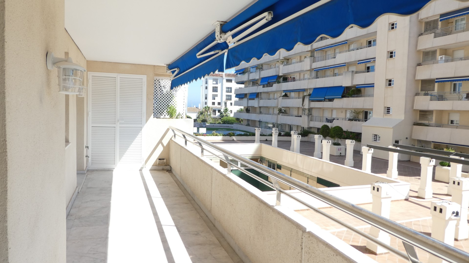 Precioso apartamento con orientación oeste en Marina Banus, Puerto Banus