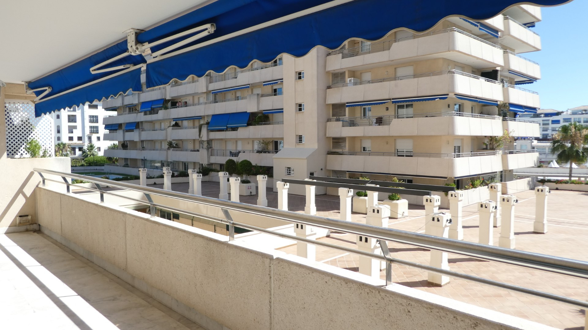 Precioso apartamento con orientación oeste en Marina Banus, Puerto Banus