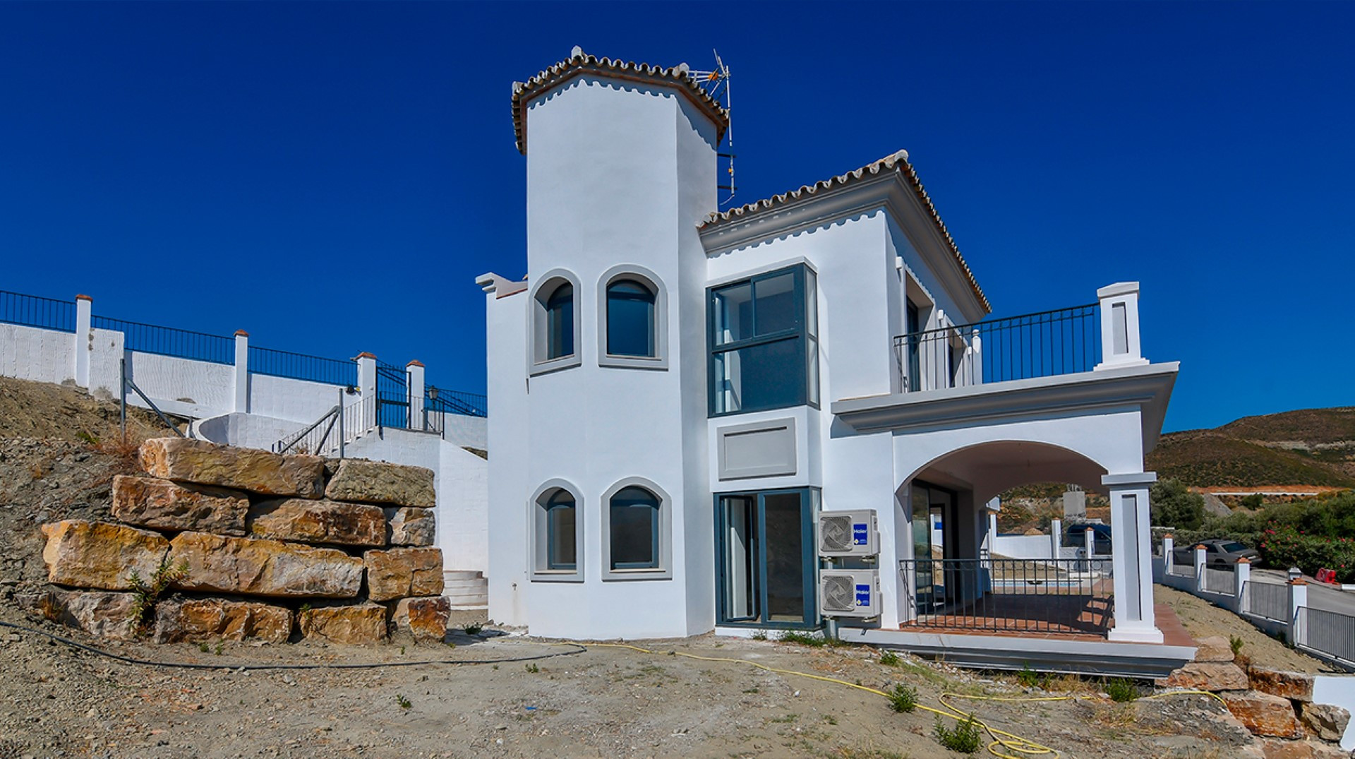 A Luxurious mountainside 3 bedroom villa with stunning sea views in Nueva Andalucia