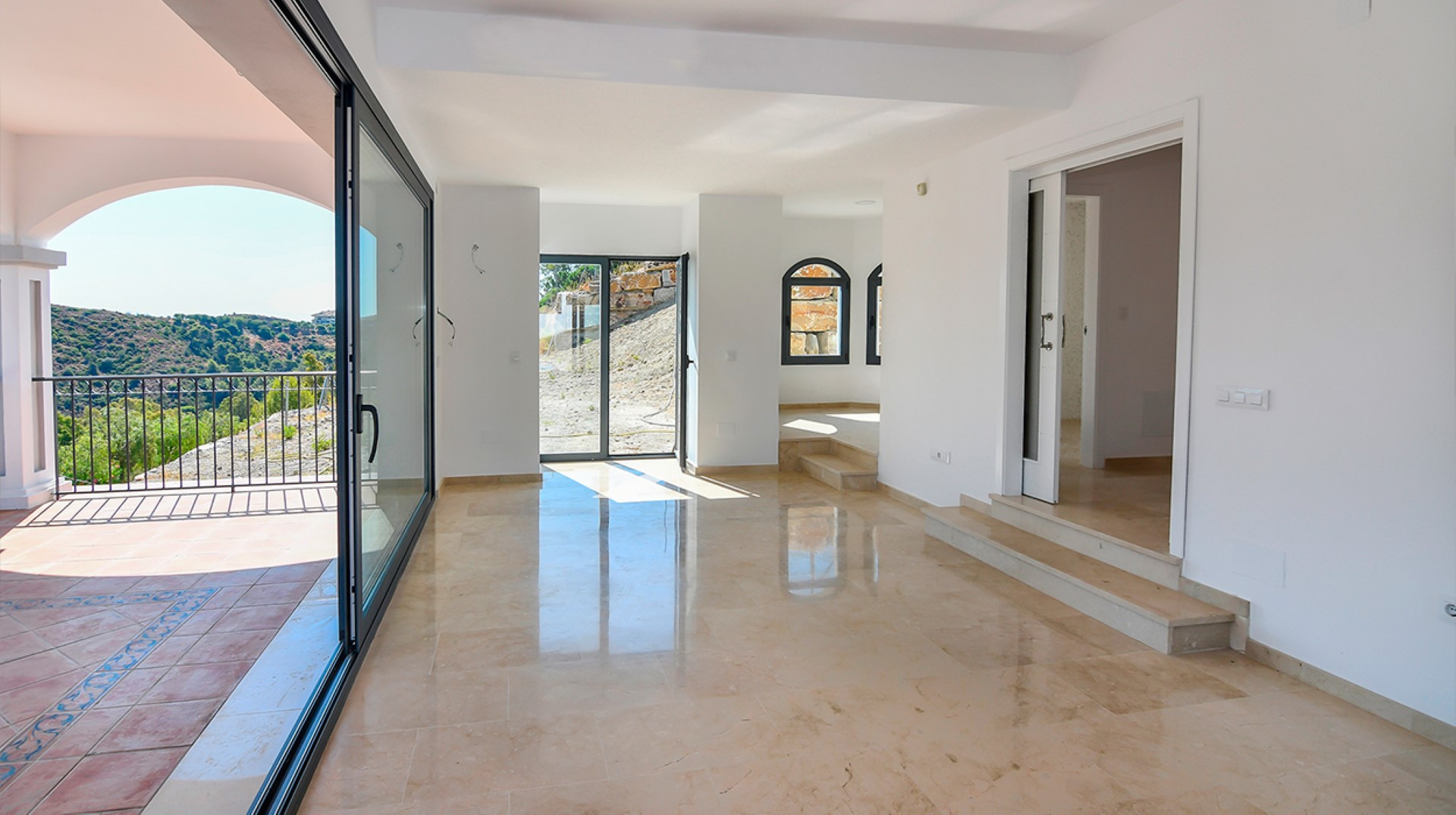 A Luxurious mountainside 3 bedroom villa with stunning sea views in Nueva Andalucia