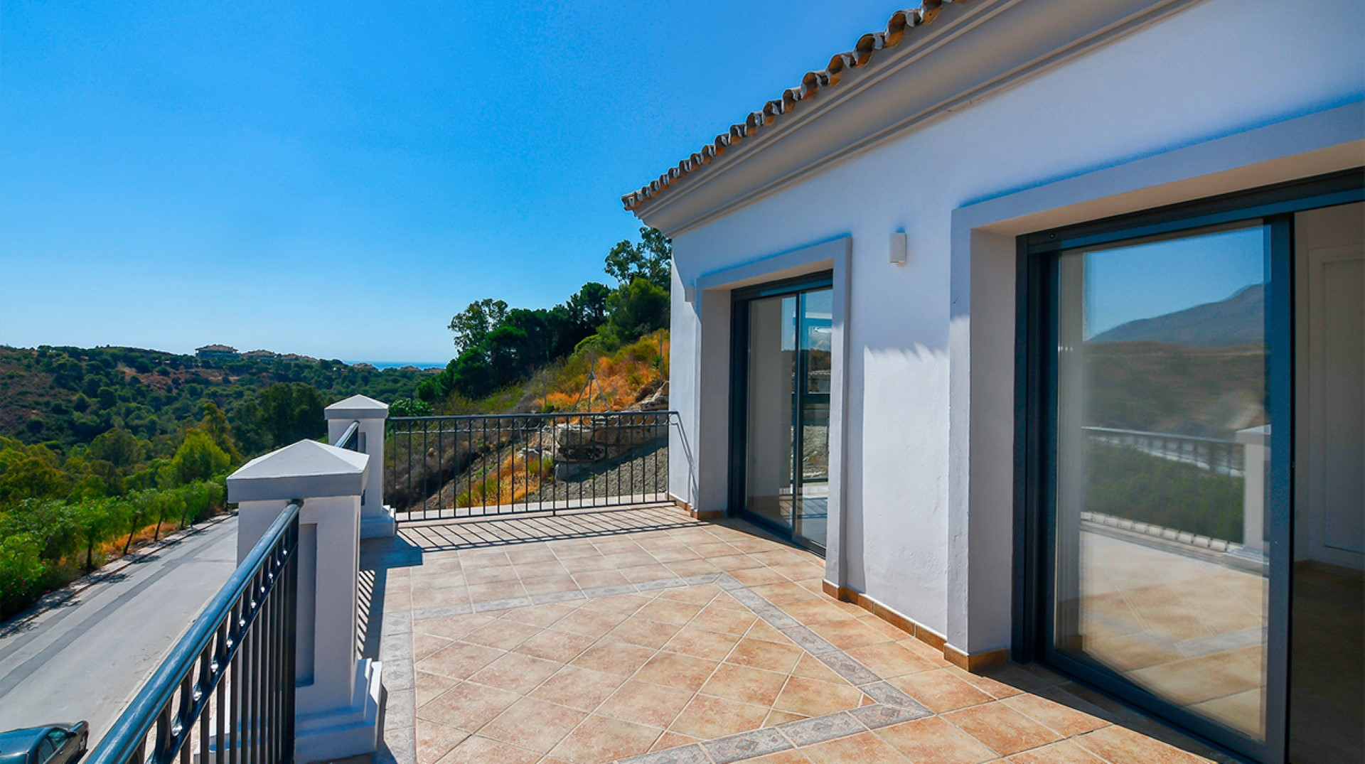 A Luxurious mountainside 3 bedroom villa with stunning sea views in Nueva Andalucia