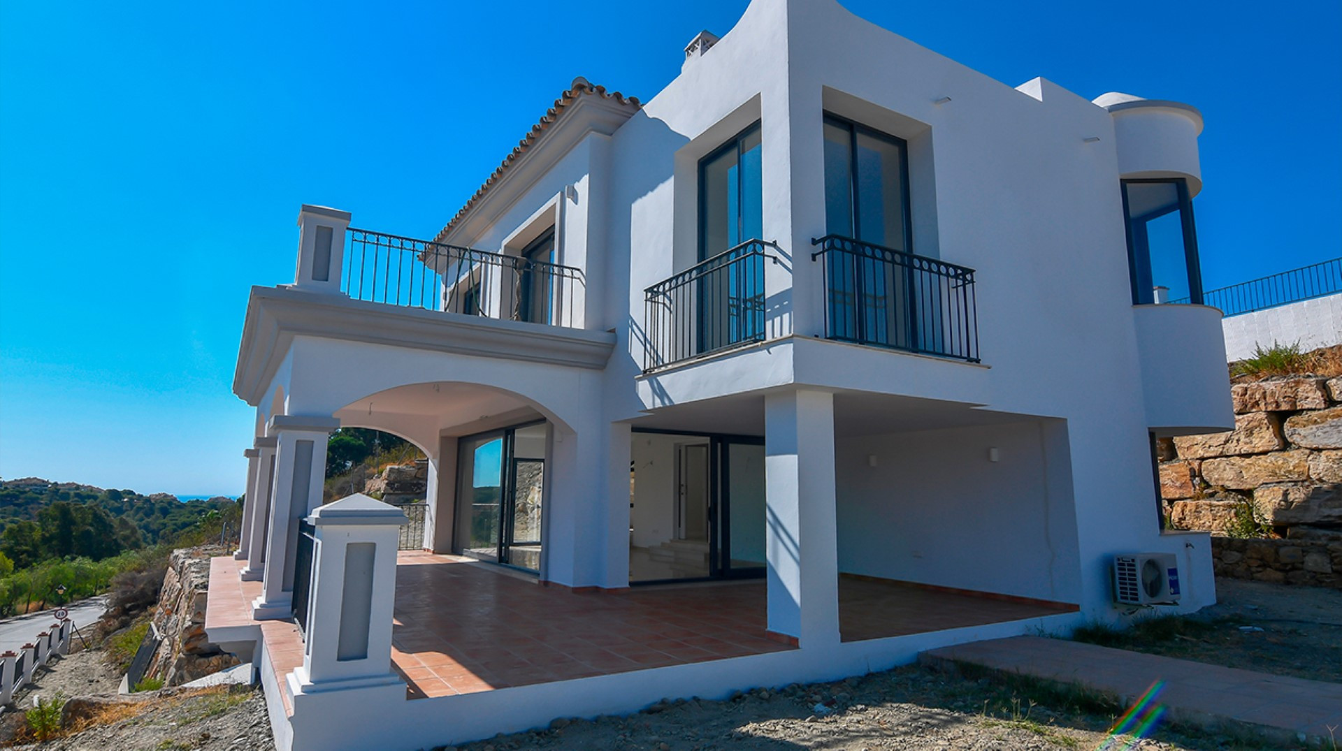 A Luxurious mountainside 3 bedroom villa with stunning sea views in Nueva Andalucia