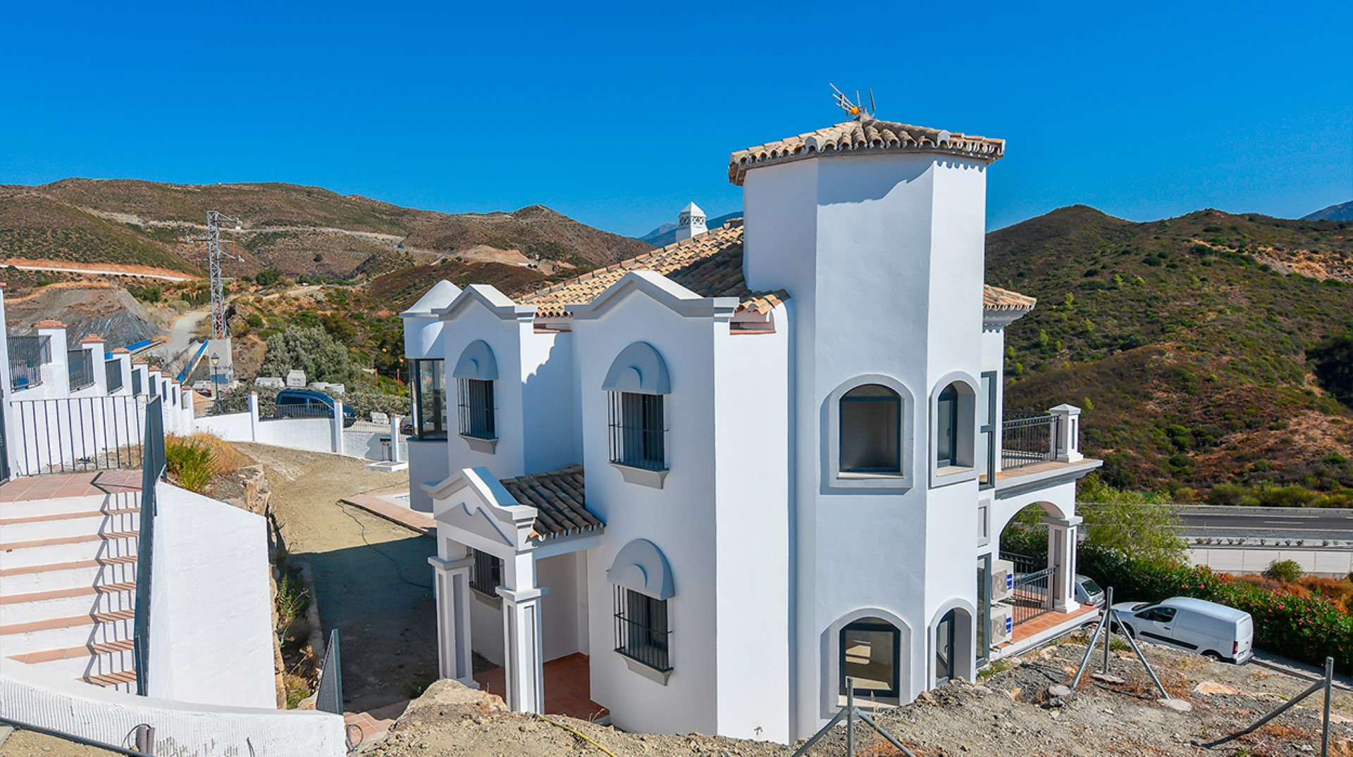 A Luxurious mountainside 3 bedroom villa with stunning sea views in Nueva Andalucia