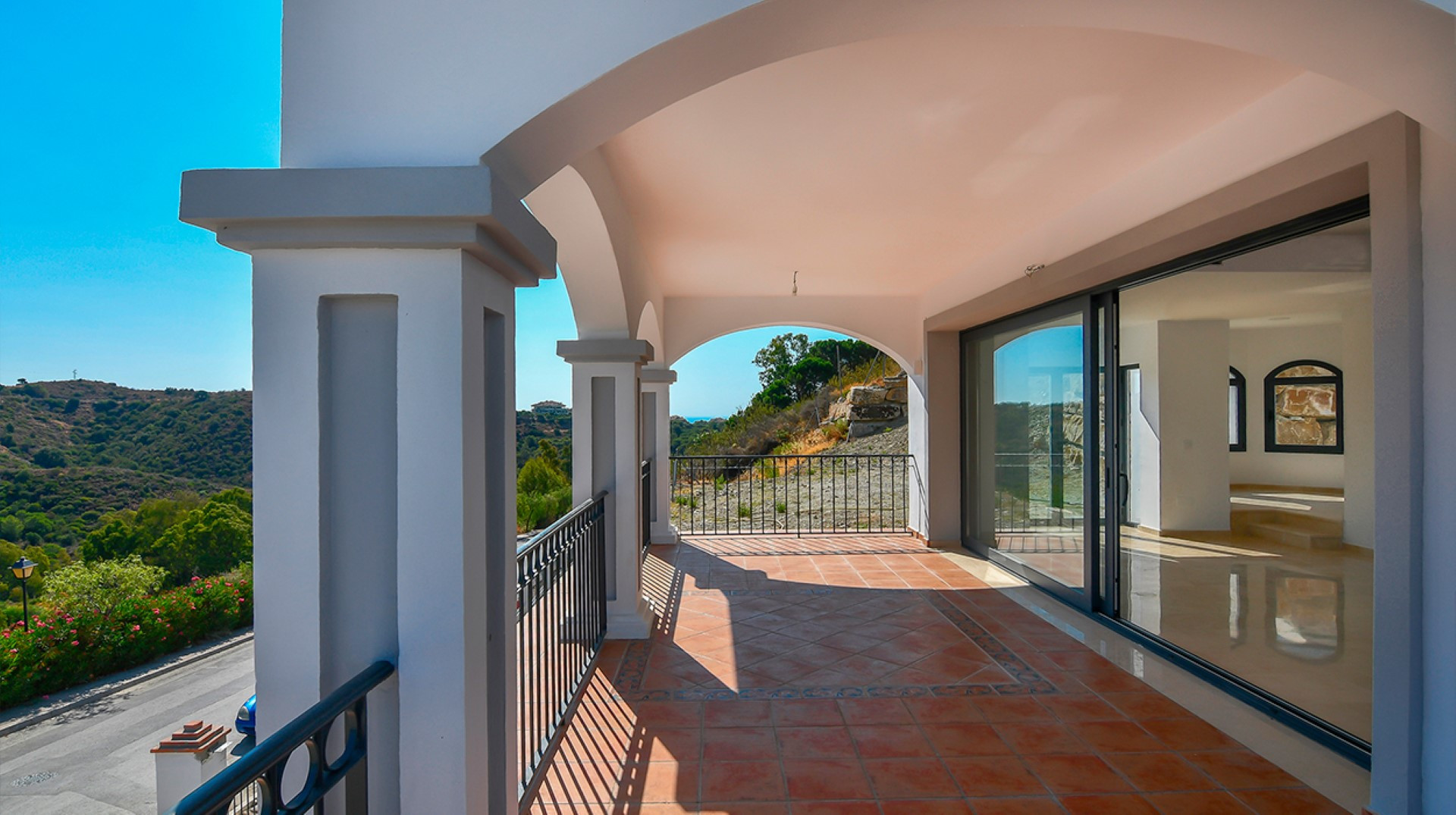 A Luxurious mountainside 3 bedroom villa with stunning sea views in Nueva Andalucia