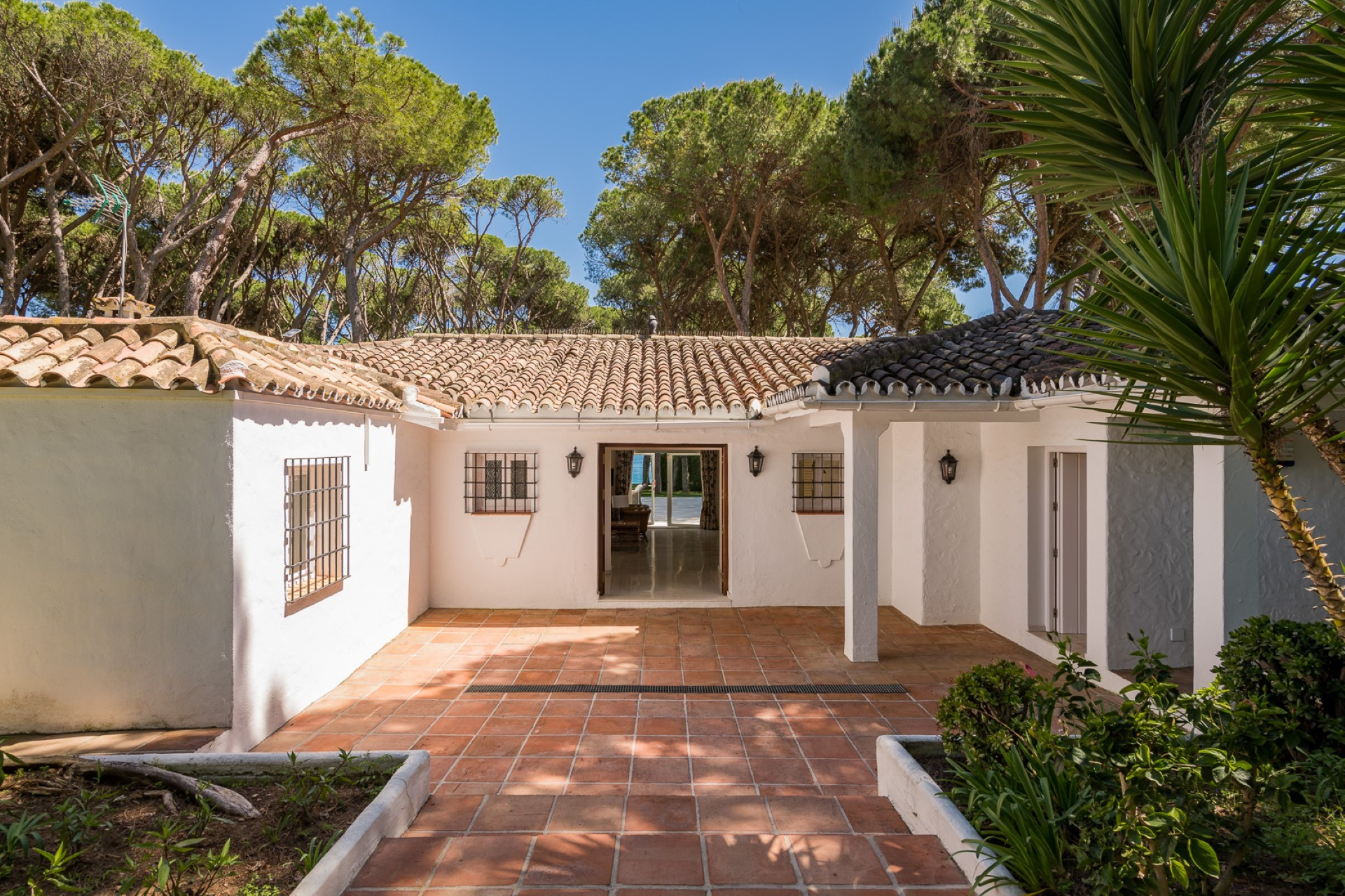 Charming 4 bedroom villa in the Marbella Club on Marbellas Golden Mile