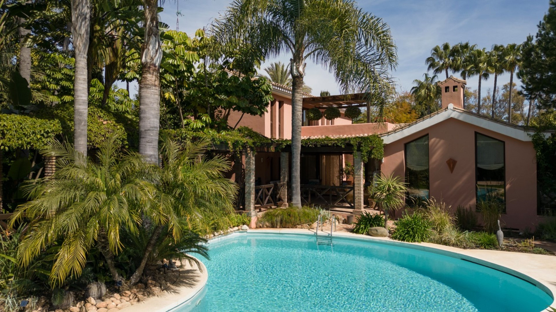 Magnificient estate including two independent villas on Marbella Golden Mile