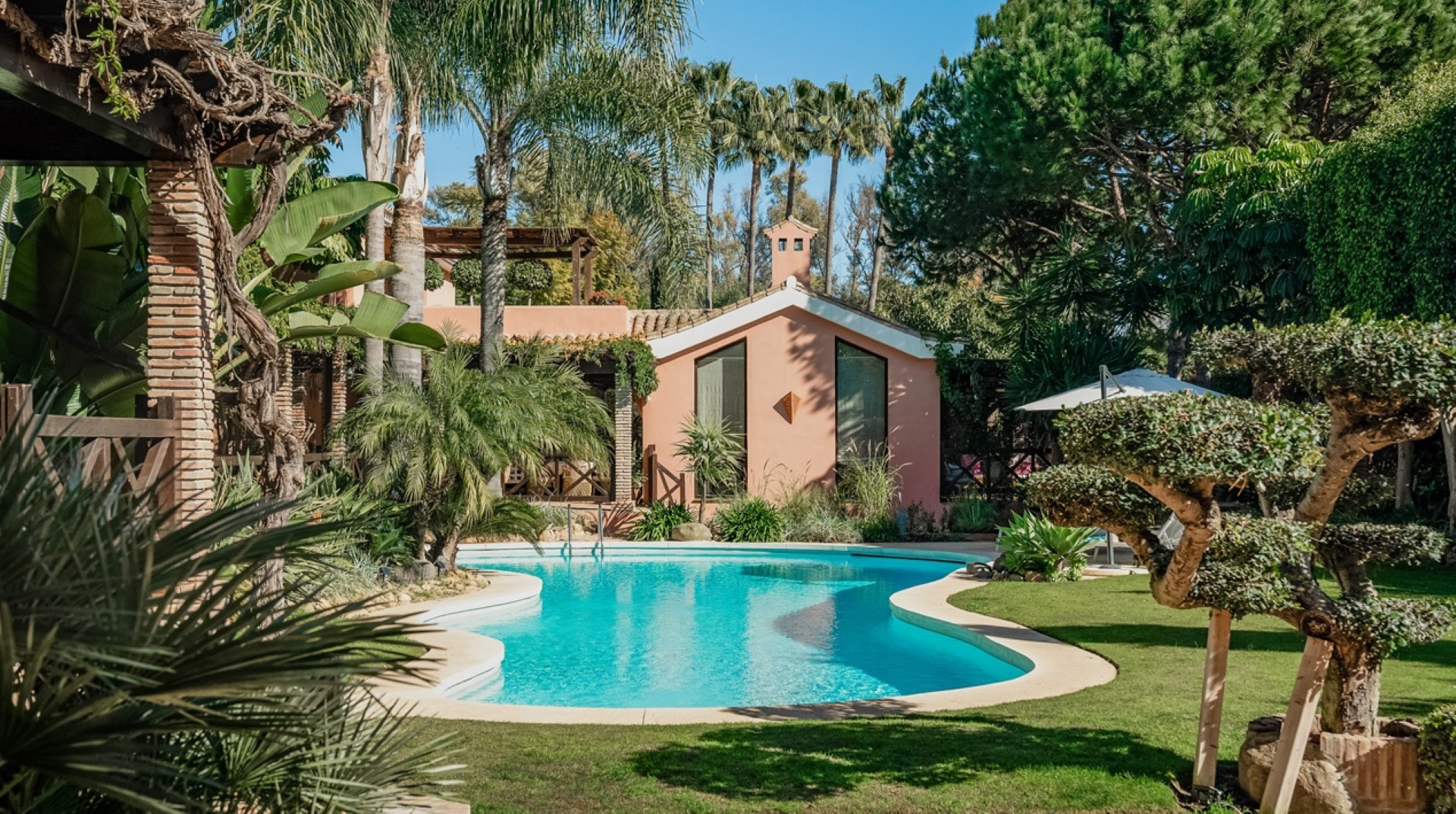 Magnificient estate including two independent villas on Marbella Golden Mile