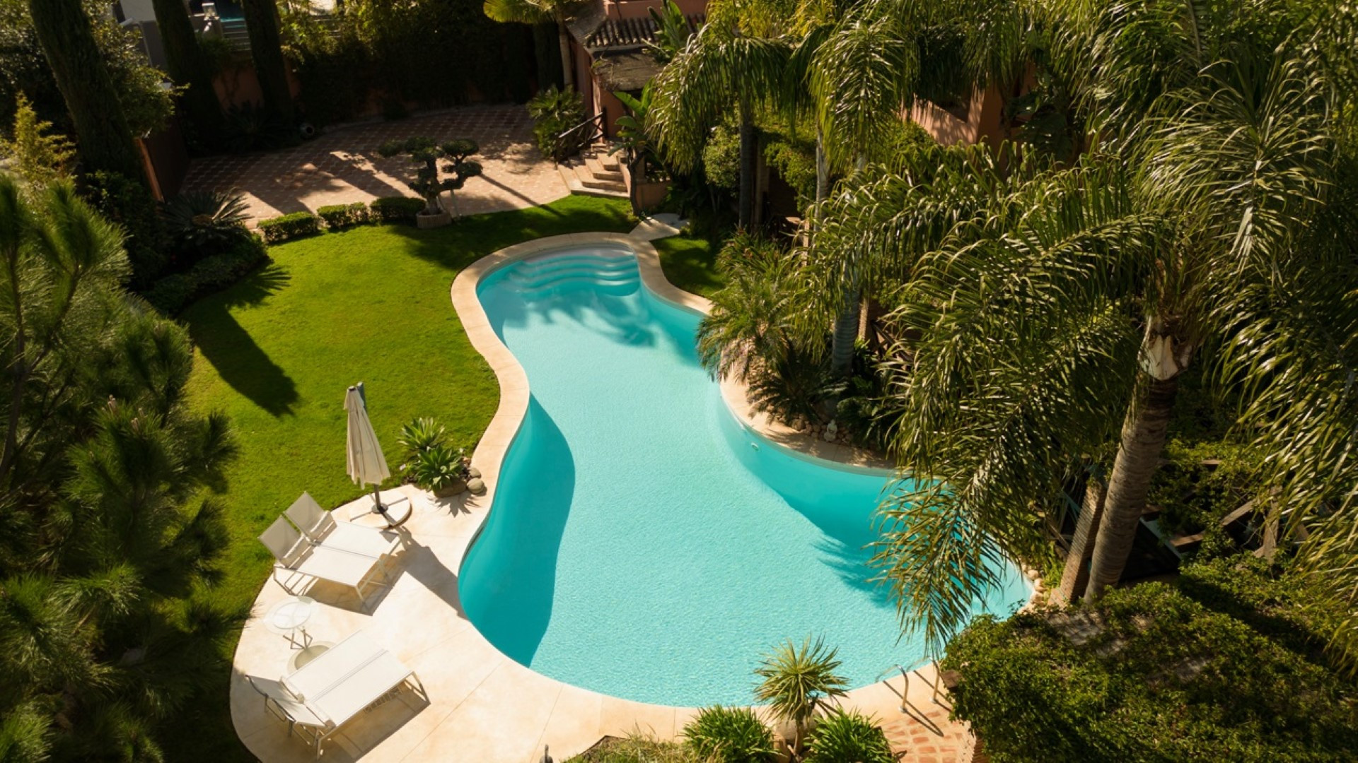 Magnificient estate including two independent villas on Marbella Golden Mile