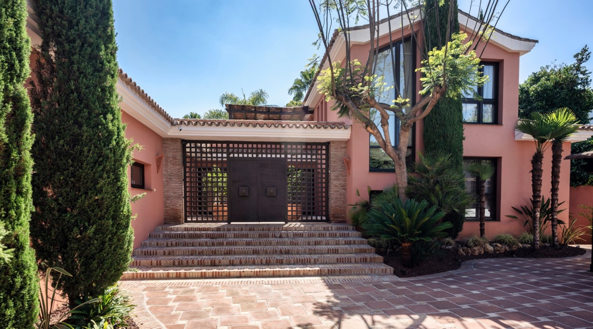 Magnificient estate including two independent villas on Marbella Golden Mile