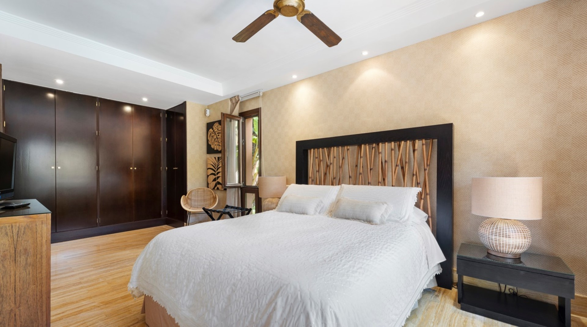 Magnificient estate including two independent villas on Marbella Golden Mile