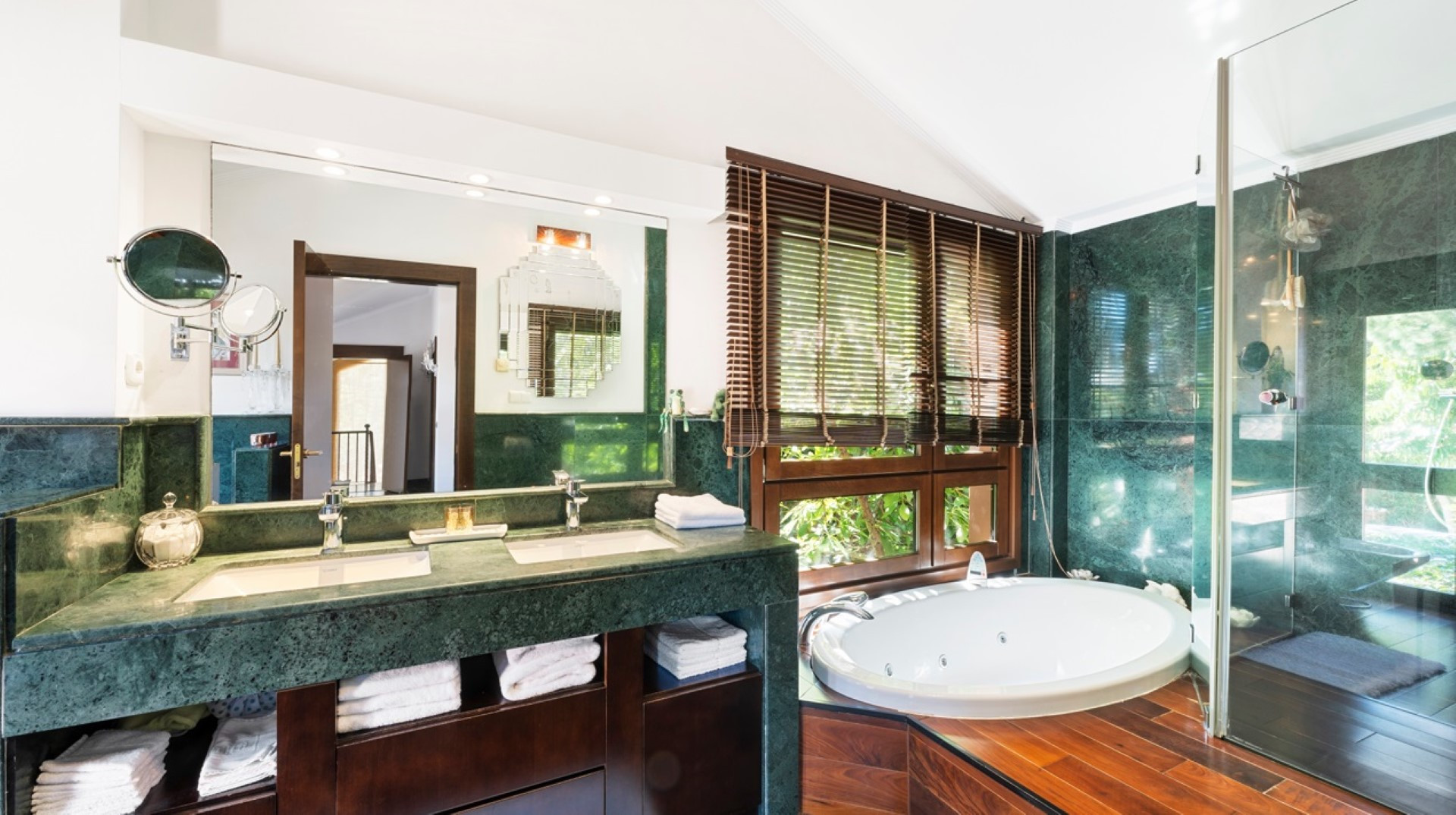 Magnificient estate including two independent villas on Marbella Golden Mile