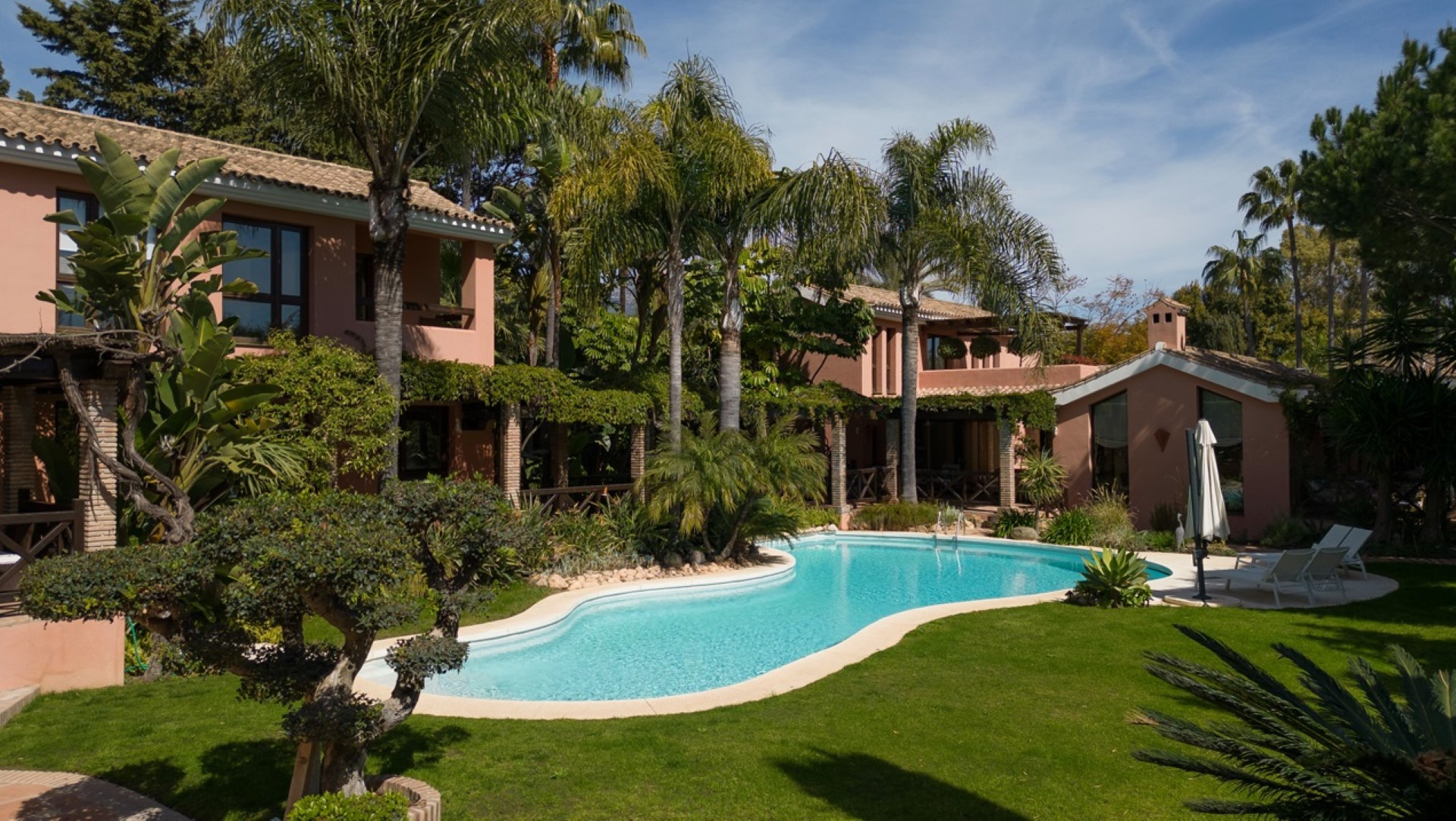 Magnificient estate including two independent villas on Marbella Golden Mile