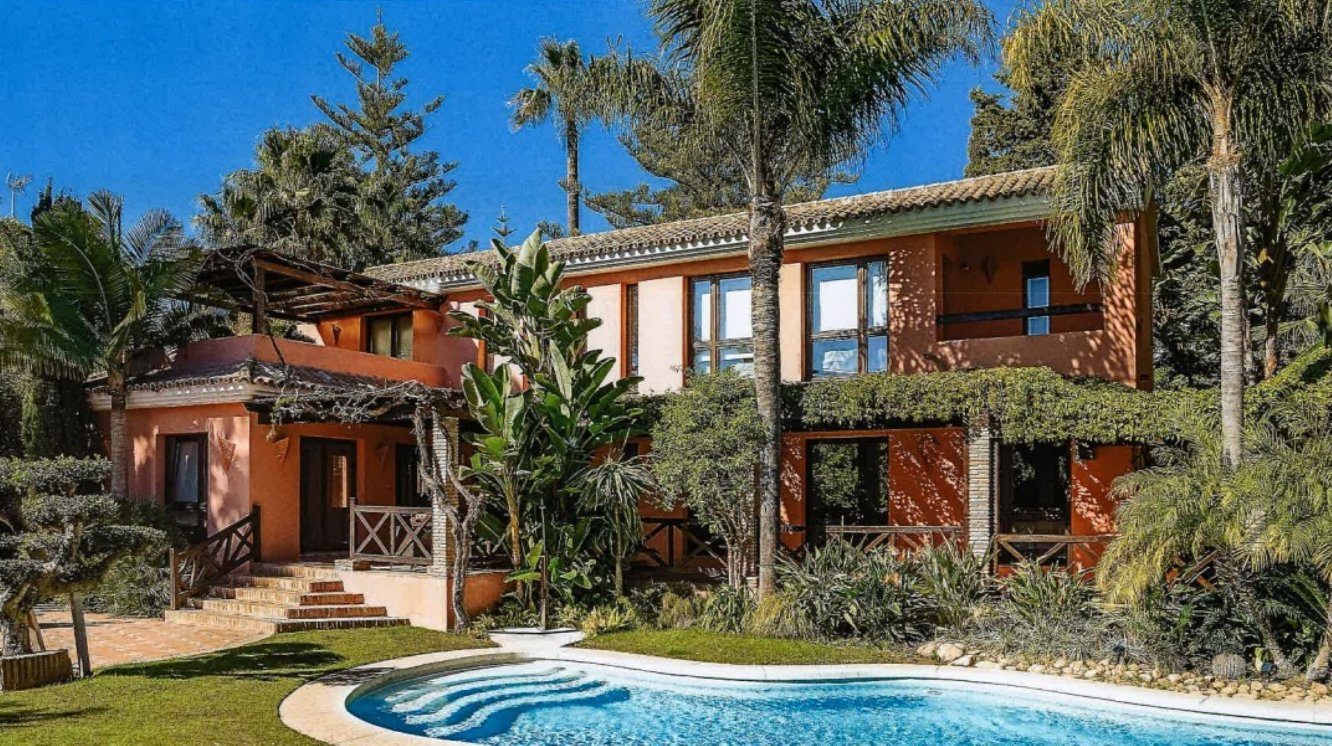 Magnificient estate including two independent villas on Marbella Golden Mile