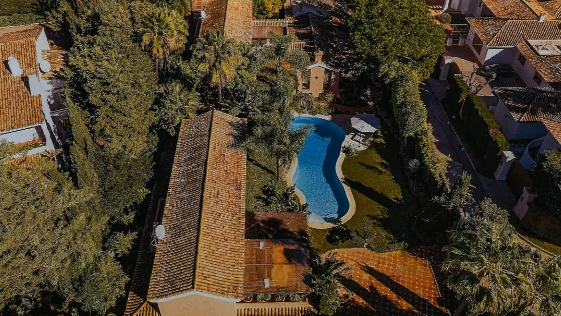 Magnificient estate including two independent villas on Marbella Golden Mile