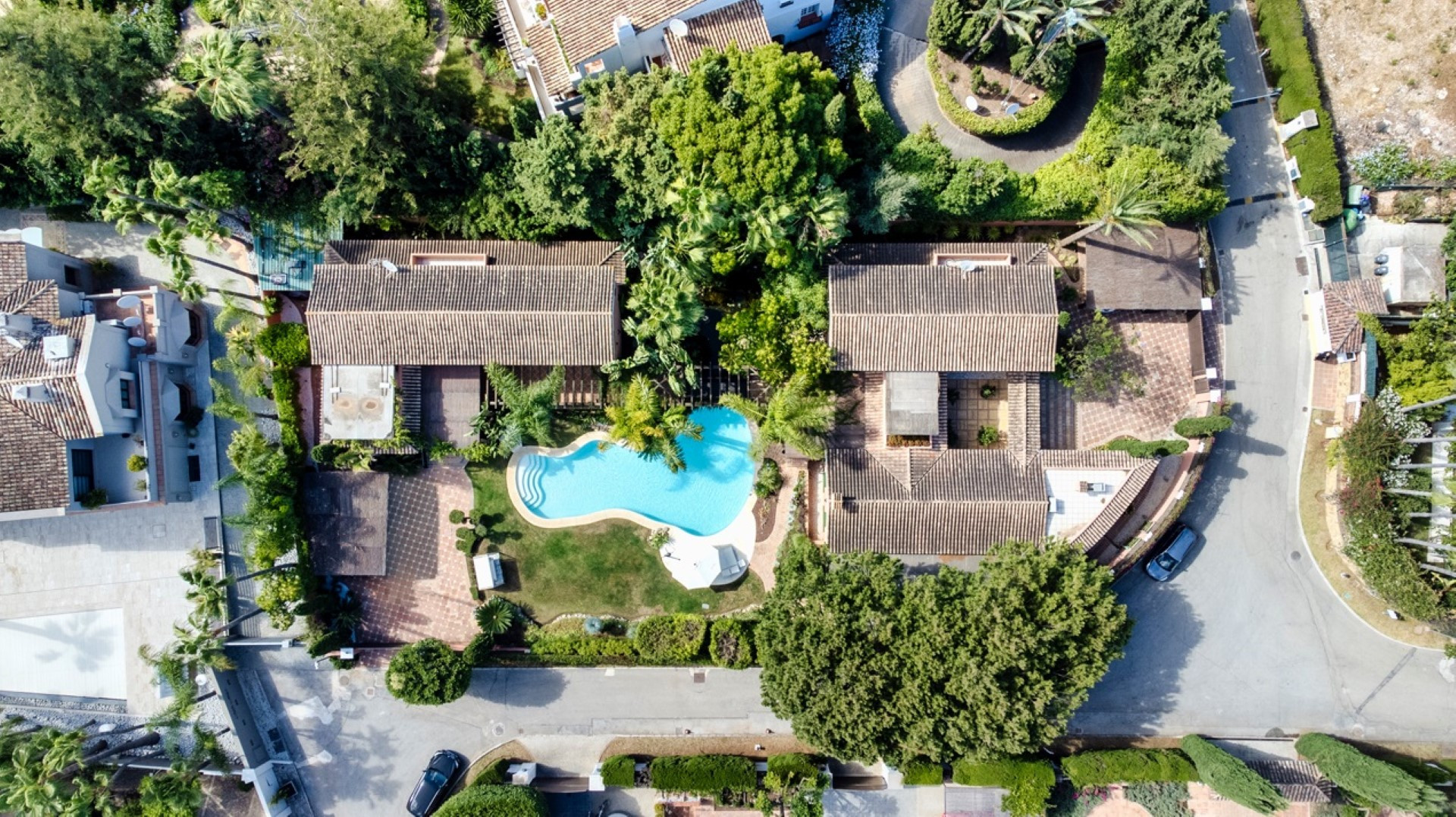 Magnificient estate including two independent villas on Marbella Golden Mile